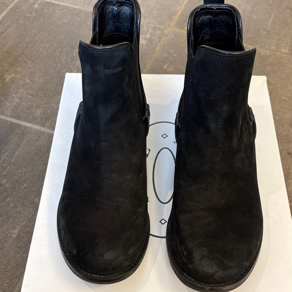 Steve Madden Gilte Black Nubuck Chelsea Boots - Sleek Slip-On Style